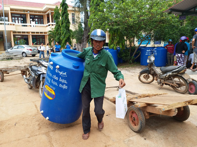 Người dân huyện Hàm Tân, Bình Thuận đã có bồn để chứa nước trong mùa khô hạn - Ảnh: NGUYỄN NAM