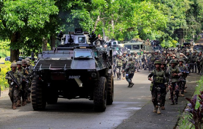 Xe bọc thép và binh sĩ chính phủ được điều động tới Marawi - Ảnh: Reuters