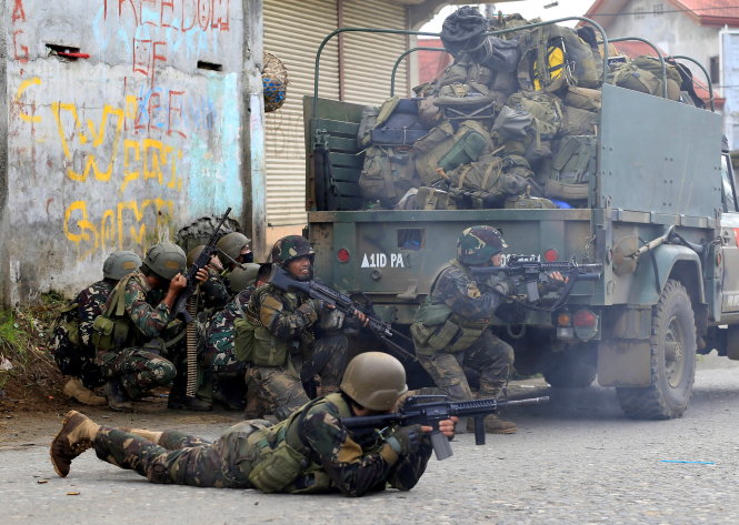 Binh sĩ Philippines chiến đấu trong thành phố Marawi ngày 25-5 - Ảnh: Reuters