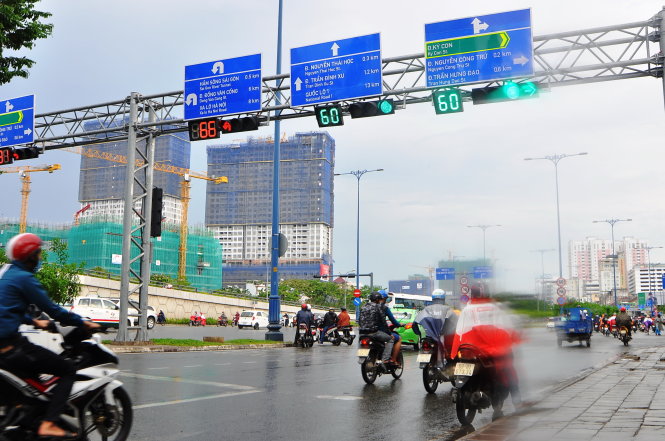 Biển báo giao thông tại giao lộ Võ Văn Kiệt - Ký Con (Q.1, TP.HCM ) được sử dụng song ngữ  Việt - Anh - Ảnh: Lê Phan