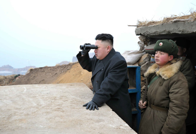 Nhà lãnh đạo Triều Tiên Kim Jong Un thị sát một cuộc tập trận bắn đạn thật - Ảnh: Reuters