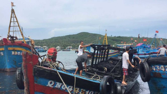 Tàu cá QNg 44310 của ông Bạch Tấn Lực bị hư hỏng nặng sau vụ cháy
