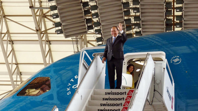 Thủ tướng Nguyễn Xuân Phúc rời chuyên cơ sau khi hạ cánh xuống sân bay Jonh F.Kennedy. Ảnh: LÊ KIÊN