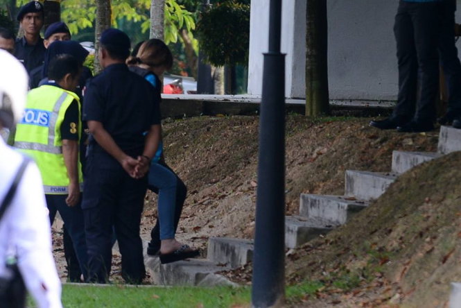 Bị cáo Đoàn Thị Hương mặc áo chống đạn được áp giải vào tòa lúc 9h30 sáng nay - Ảnh: CTV