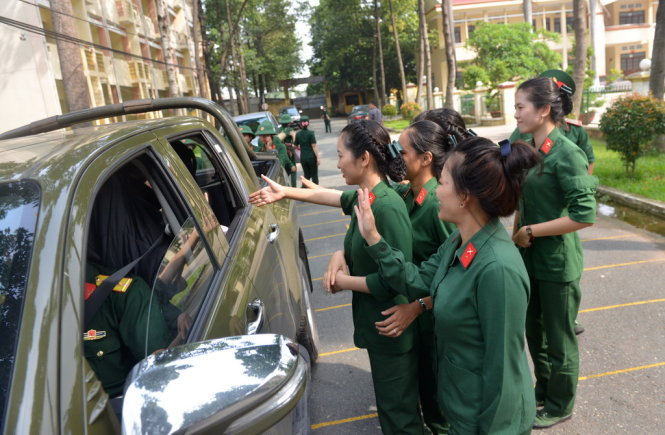 Cô Nguyễn Thị Hằng - giáo viên trường Quân sự Quân khu dặn dò học trò cố gắng học tập, rèn luyện khi về các đơn vị mới - Ảnh: DUYÊN PHAN