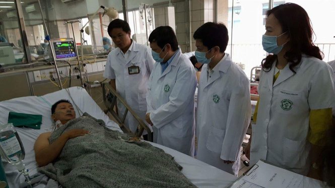 Thứ trưởng Bộ Y tế Nguyễn Viết Tiến thăm bệnh nhân bị tai biến sáng nay - Ảnh: Quỳnh Liên