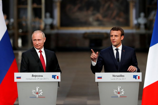 Tổng thống Pháp Macron (phải) chỉ trích thẳng thắn cả khi đứng cạnh tổng thống Putin - Ảnh: Reuters