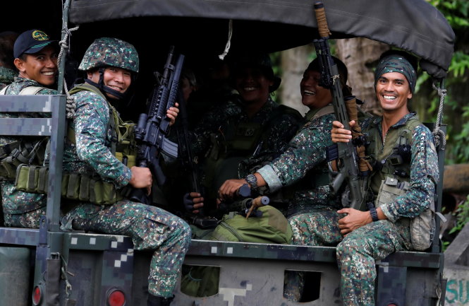 Lính thủy quân lục chiến của Philippines nở nụ cười tự tin trước giờ lâm trận ở Marawi - Ảnh: Reuters