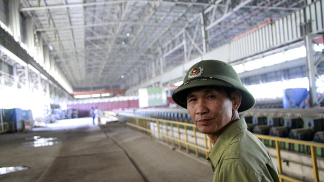 Ông Nguyễn Văn Nam là một trong 41 bảo vệ của công ty thép Cái Lân phục vụ nhiệm vụ bảo vệ nhà máy cán nóng thép tấm, nhà máy cửa nhựa và nhà máy điện Cái Lân - Ảnh: Đức Hiếu