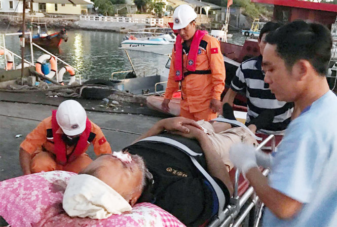 Thuyền viên Maungca Johnny Latosa được sơ cứu trên bờ và chuyển đến bệnh viện tiếp tục điều trị - Ảnh: Vietnam MRCC