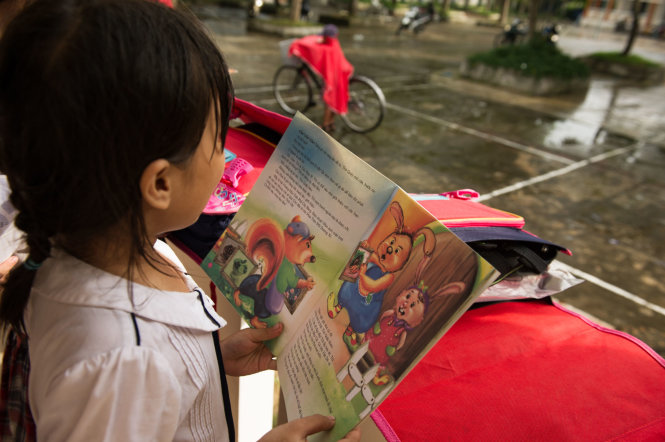 Học sinh Trường tiểu học Duy Thu (Duy Xuyên, Quảng Nam) đọc sách ở sân trường - Ảnh: Trần Luân