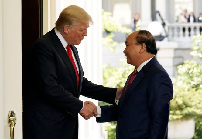 Tổng thống Donald Trump ra cổng đón tiếp, bắt tay thủ tướng Nguyễn Xuân Phúc tại Nhà Trắng chiều 31-5, giờ Mỹ - Ảnh: Reuters