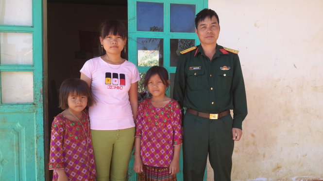 Đại úy Phạm Nam Huân và các chị em Sùng Thị Dinh trước căn nhà tình thương do các chiến sĩ đóng góp xây dựng - Ảnh: Nhật Lệ