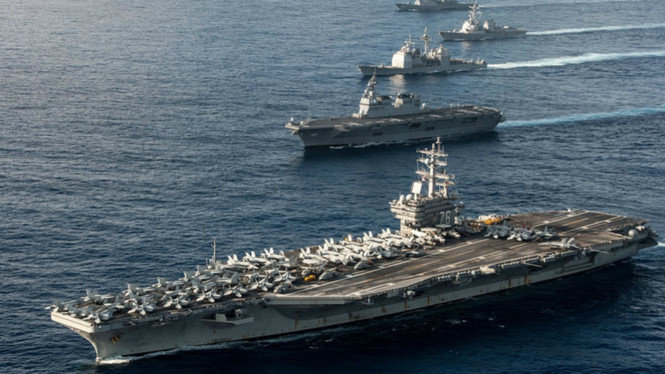 Tàu sân bay USS Ronald Reagan trong một lần tập trận cùng Lực lượng phòng vệ biển Nhật Bản. Phía trên là một tàu khu trục trực thăng thuộc lớp Hyuga của Nhật Bản - Ảnh: AFP