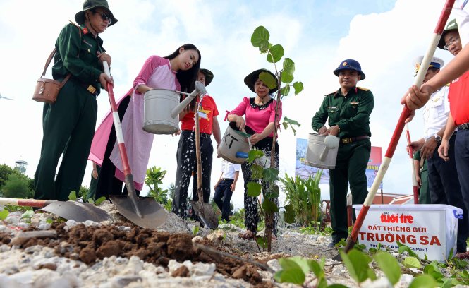 Trồng cây xanh trên đảo Phan Vinh - Ảnh: Hữu Khoa