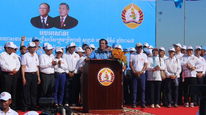 Sự có mặt của Thủ tướng Hun Sen đã thu hút rất nhiều người cổ vũ cho CPP xuống đường tuần hành - Ảnh: TIẾN TRÌNH