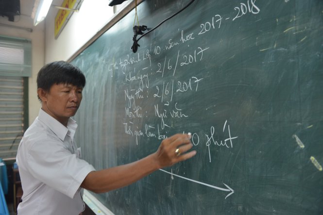 Thầy Nguyễn Mỹ phổ biến quy chế thi tại trường THPT Trưng Vương - Ảnh: DUYÊN PHAN