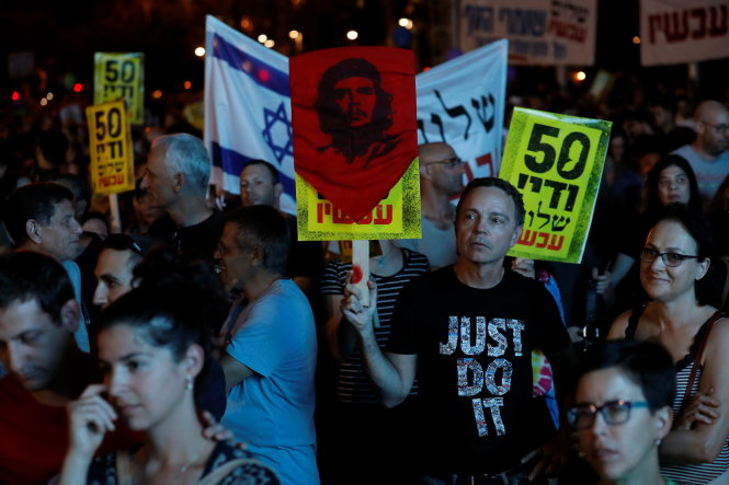 Người biểu tình do nhóm cánh tả Peace Now (Hòa bình ngay) của Israel tổ chức hôm 27-5 tại TP Tel Aviv với chủ điểm 