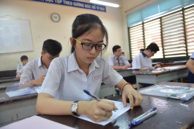 Em Nguyễn Vũ Quỳnh Hương điền thông tin lên giấy thi trước giờ làm bài - Ảnh: DUYÊN PHAN