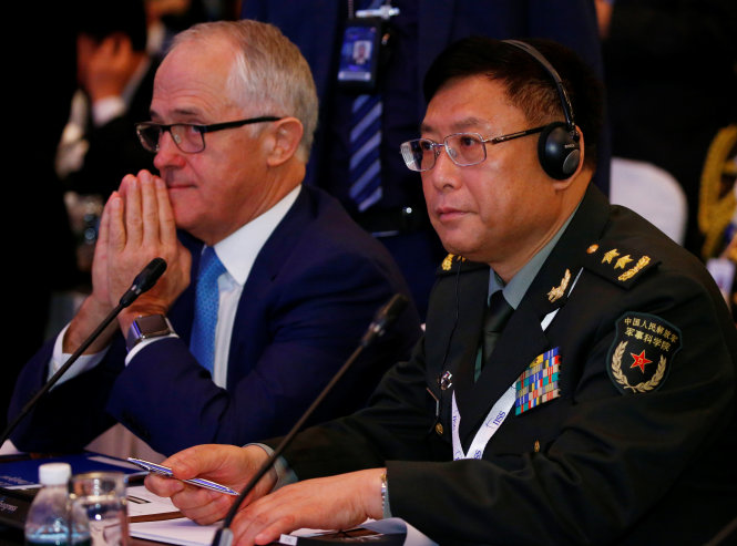 Trung tướng Hà Lôi (phải), Phó Chủ tịch Viện Khoa học Quân sự Trung Quốc nghe bài phát biểu của Bộ trưởng Quốc phòng Mỹ James Mattis tại Đối thoại Shangri-La sáng 3-6. Một đại biểu của đoàn Trung Quốc đã phản đối ý kiến của ông Mattis khi ông đề cập đến việc tăng cường hợp tác giữa Mỹ và Đài Loan để đảm bảo an ninh cho hai bờ eo biển. Ngồi cạnh ông Hà Lôi là Thủ tướng Úc Malcolm Turnbull - Ảnh: Reuters