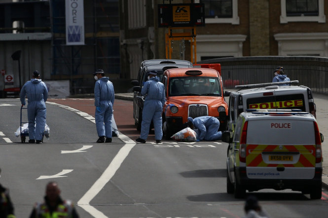 Các nhân viên điều tra hiện trường trên Cầu London ngày 4-6 - Ảnh: Reuters