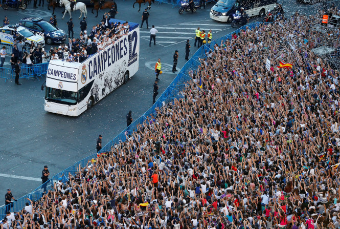 Hàng ngàn người hâm mộ tập trung bên đường chào đón nhà vô địch Champions League 2016-2017.