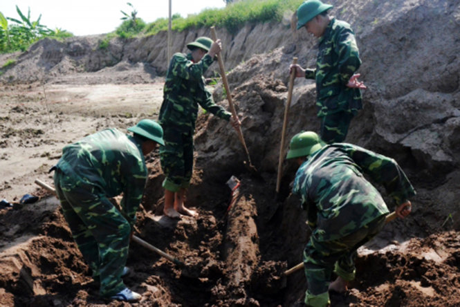 Lực lượng công binh của Quân khu 3 tiến hành đào xử lý, di dời quả bom khủng được phát hiện tại khu vực ven đê sông Luộc, tỉnh Thái Bình - Ảnh: Bình Minh