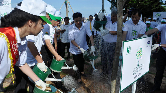 Các đại biểu trồng và tưới cây xanh sáng 5-6, tại TP Vũng Tàu - Ảnh: Đông Hà.