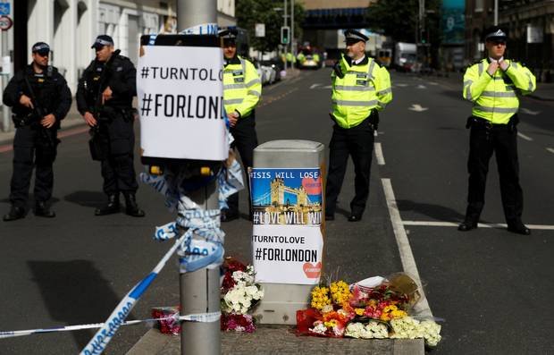 Hoa và những thông điệp chia buồn được đặt gần khu chợ Borough, Anh - Ảnh: Reuters