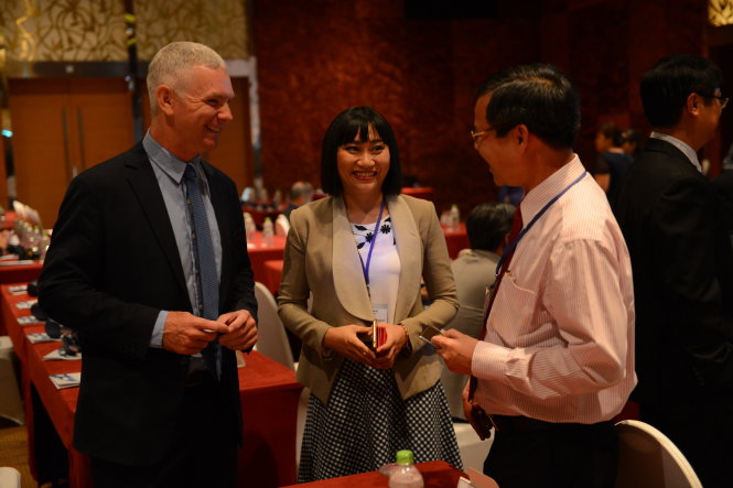 Các doanh nghiệp Hoa Kỳ và Việt Nam trao đổi bên lề buổi Gặp gỡ Hoa Kỳ 2017 sáng 7-6 - Ảnh: Quang Định