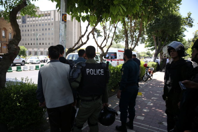 Cảnh sát Iran lập vành đai bao vây nhóm khủng bố trong tòa nhà Quốc hội Iran ở thủ đô Tehran - Ảnh: Reuters