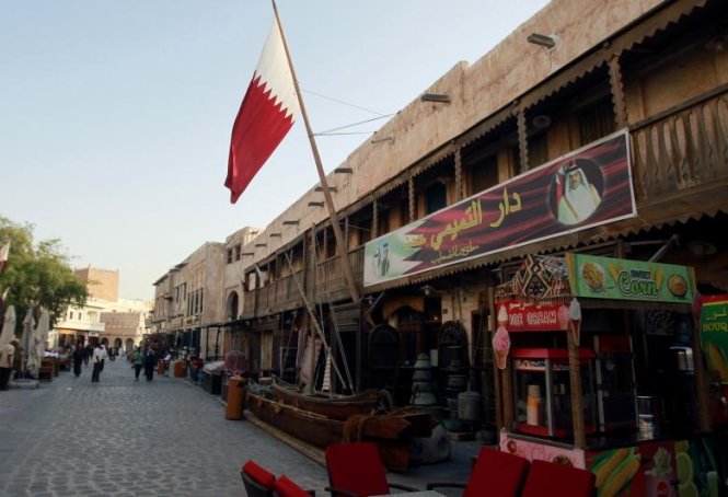 Một cửa hàng có treo bức ảnh của nhà lãnh đạo Qatar, Sheikh Tamim Bin Hamad Al-Thani, tại Doha, Qatar ngày 6-6-2017 - Ảnh: Reuters