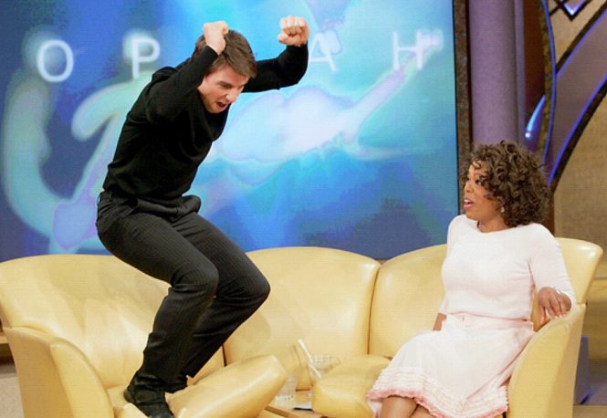 Tom Cruise nhảy hẳn lên ghế để biểu lộ tình cảm với Katie Holmes - Ảnh: US Magazine