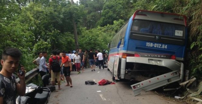 Hiện trường vụ xe chở phụ huynh học sinh đi du lịch về đâm vào vách núi. ảnh : Truong Manh Duong