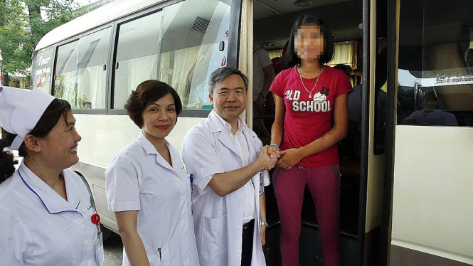Các bác sĩ chia tay một bệnh nhân bị tai biến chạy thận ở Hòa Bình được ra viện - Ảnh: Dương Ngọc
