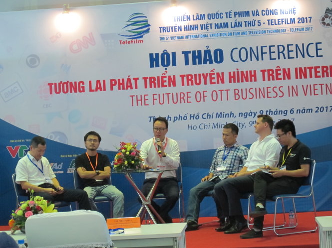 Các đại biểu trả lời câu hỏi trong hội thảo Tương lai phát triển truyền hình trên Internet tại Việt Nam -Ảnh: H.Lê
