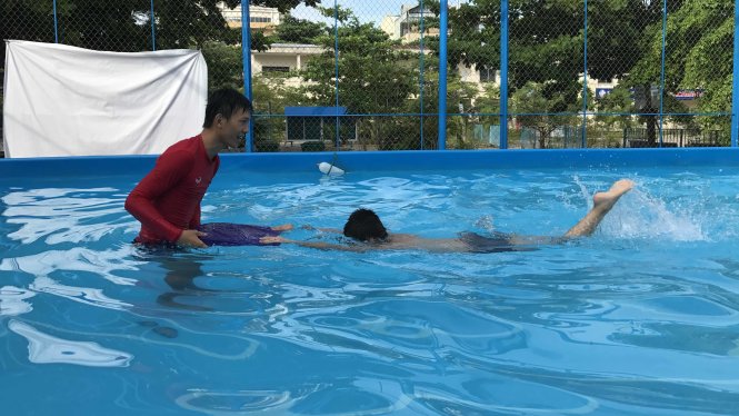 Các trường học tại Đà Nẵng triển khai việc dạy bơi cho học sinh trong dịp hè -
 Ảnh: Đoàn Cường