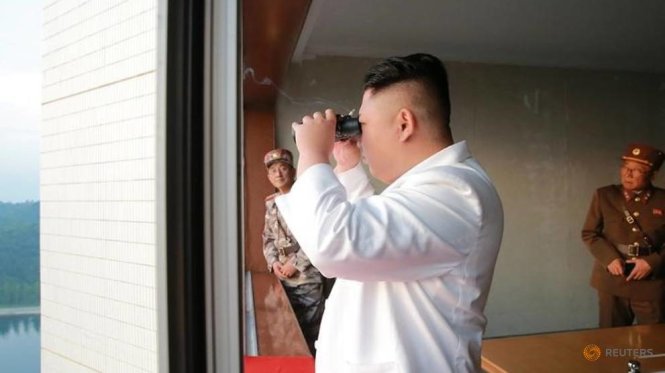 Lãnh đạo Triều Tiên Kim Jong Un giám sát vụ phóng thử tên lửa đạn đạo thông qua hệ thống hướng dẫn điều khiển chính xác - Ảnh: Reuters