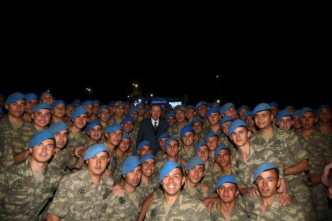 Tổng thống Thổ Nhĩ Kỳ Tayyip Erdogan chụp ảnh cùng binh sĩ ở Kayseri, ngày 8-6 - Ảnh: Reuters