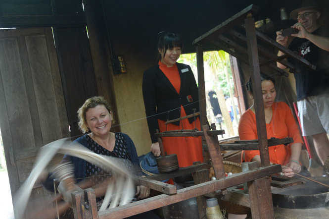 Du khách sẽ được tận mắt thưởng thức nghề ươm tơ, dệt lụa của các làng nghề nổi tiếng Việt Nam - Ảnh: THANH BA