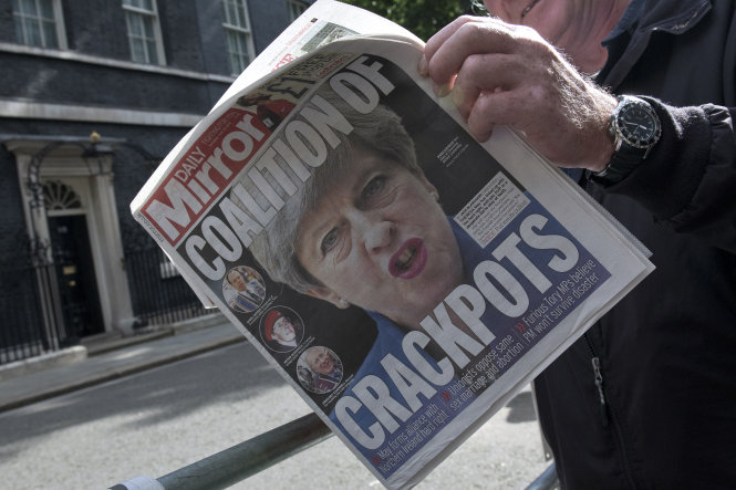 Trang nhất báo Daily Mirror ngày 10-6 nổi bật với dòng chữ lớn: “Liên minh của những kẻ lập dị” - Ảnh: AFP