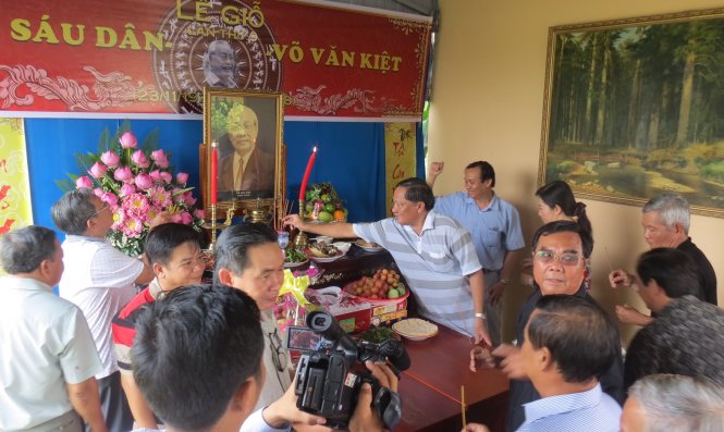 Nhiều người dân, cán bộ thắp hương tưởng niệm cố Thủ tướng Võ Văn Kiệt trong lễ giỗ ;ần thứ 9 - Ảnh: Đ. VỊNH