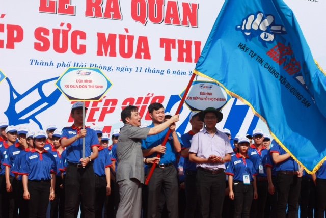 Anh Nguyễn Minh Triết, trưởng ban Thanh niên Trường học, Trung ương Đoàn tiếp nhận cờ lệnh 