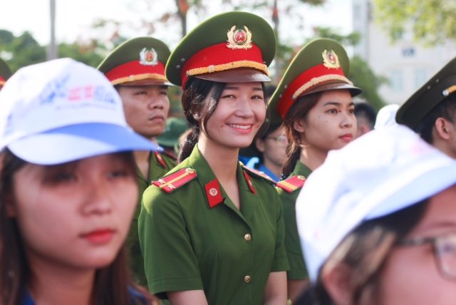 Nữ chiến sĩ cảnh sát thuộc Công an TP Hải Phòng tươi tắn trong buổi lễ ra quân 