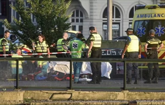 Cảnh sát tiến hành phong tỏa hiện trường vụ tông xe vào 8 người ở thủ đô Amsterdam ngày 11-6 - Ảnh: Cảnh sát Amsterdam