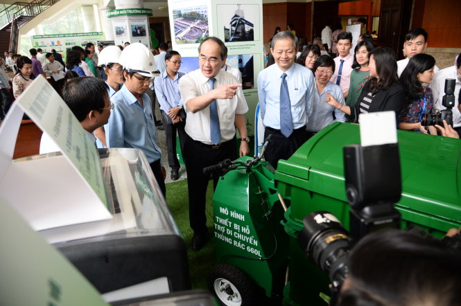 Bí thư Thành ủy Nguyễn Thiện Nhân và các đại biểu HĐND xem mô hình thiết bị hỗ trợ di chuyển thùng rác được triển lãm tại sảnh hội trường Thành ủy TP.HCM - Ảnh: Tự Trung