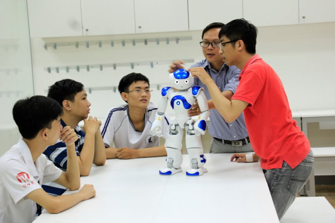 Một buổi học tại lớp học lập trình robot NAO - Ảnh: CLB cung cấp
