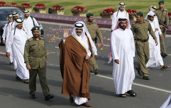 Cựu vương Qatar Hamad bin Khalifa Al Thani (giữa). Năm 2013 ông nhường ngôi cho con cũng đồng thời là Quốc vương Qatar hiện nay Tamim bin Hamad Al Thani - Ảnh: Reuters