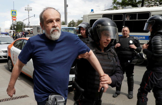 Một người biểu tình lớn tuổi bị cảnh sát chống bạo động băt giữ ở thủ đô Matxcơva ngày 12-6 - Ảnh: Reuters