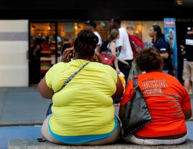 Những người phụ nữ ngồi ở Quảng trường Thời đại, New York - Ảnh: Reuters